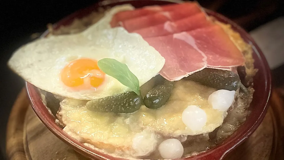 焗烤奶酪配风干火腿和煎蛋