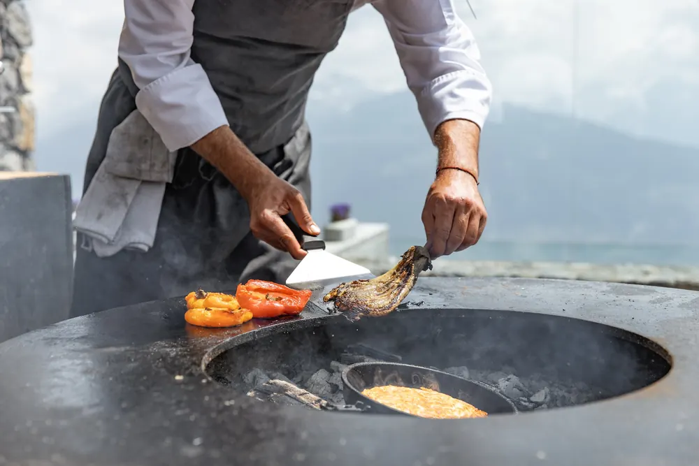 在露台的 Feuerring 上烹饪