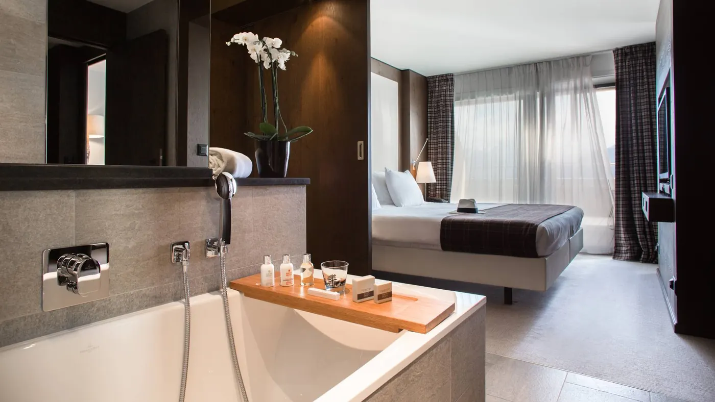 Alpina Suite,浴缸向卧室敞开