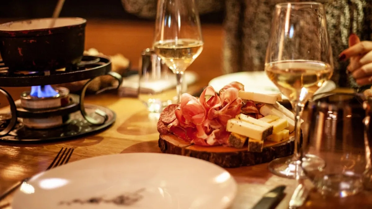 Le Carnotzet 的奶酪火锅、风干肉和白葡萄酒