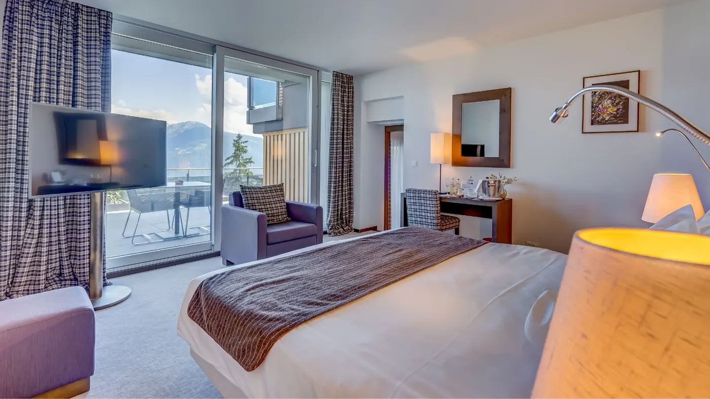Cocoon Family Room 及其面向群山的露台