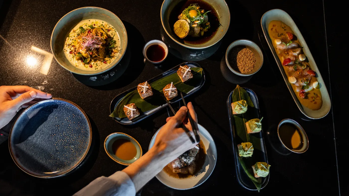 La Muña 的日式秘鲁风味餐盘,俯视视角