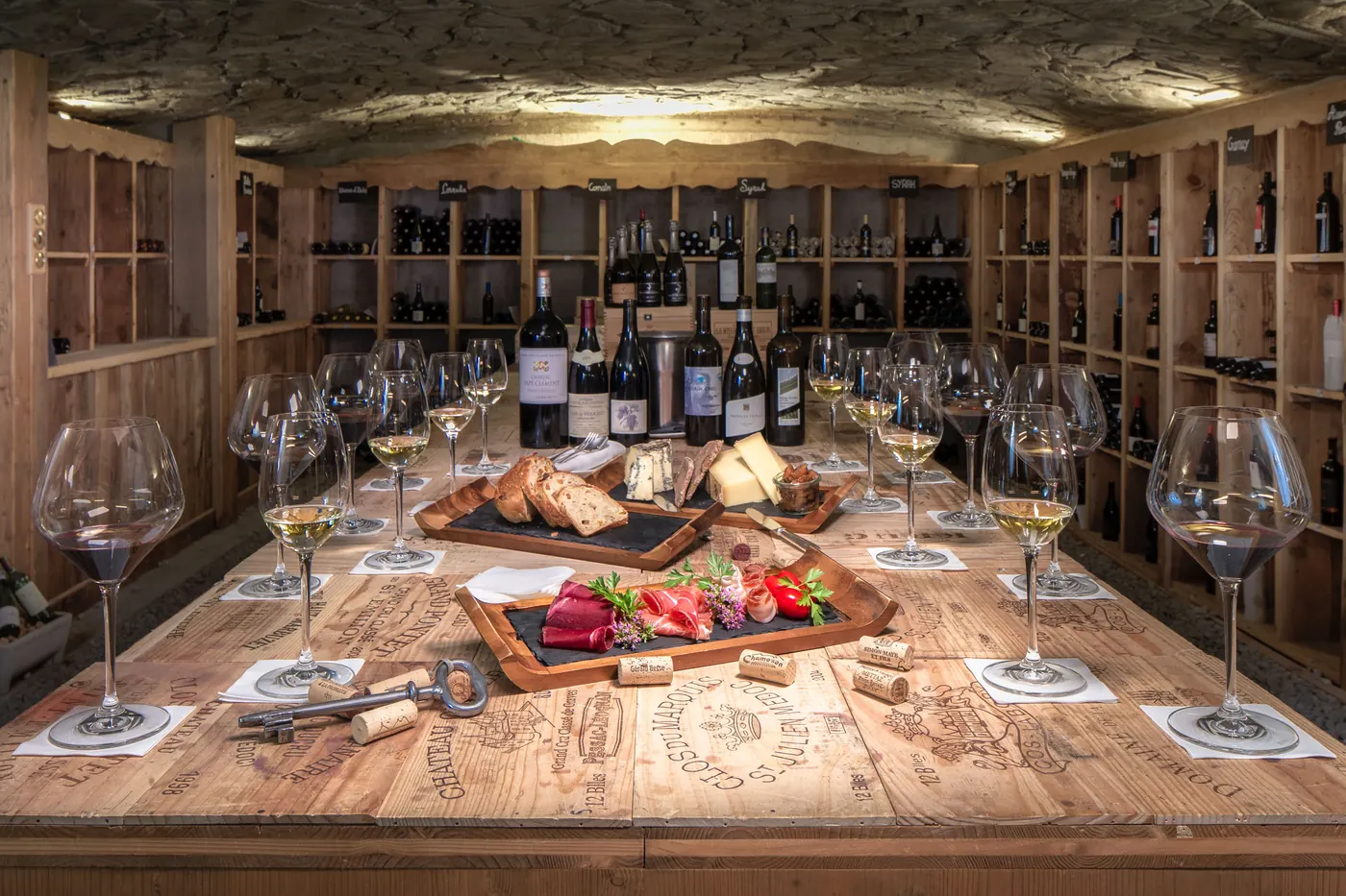 Le Cellier,酒店自有的酒窖,已为品鉴布置妥当