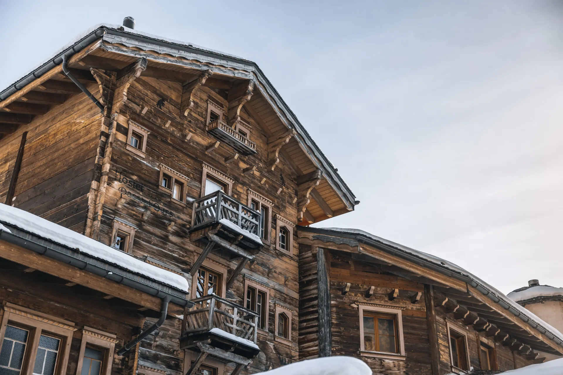 雪中 Hostellerie 的古老木质外墙