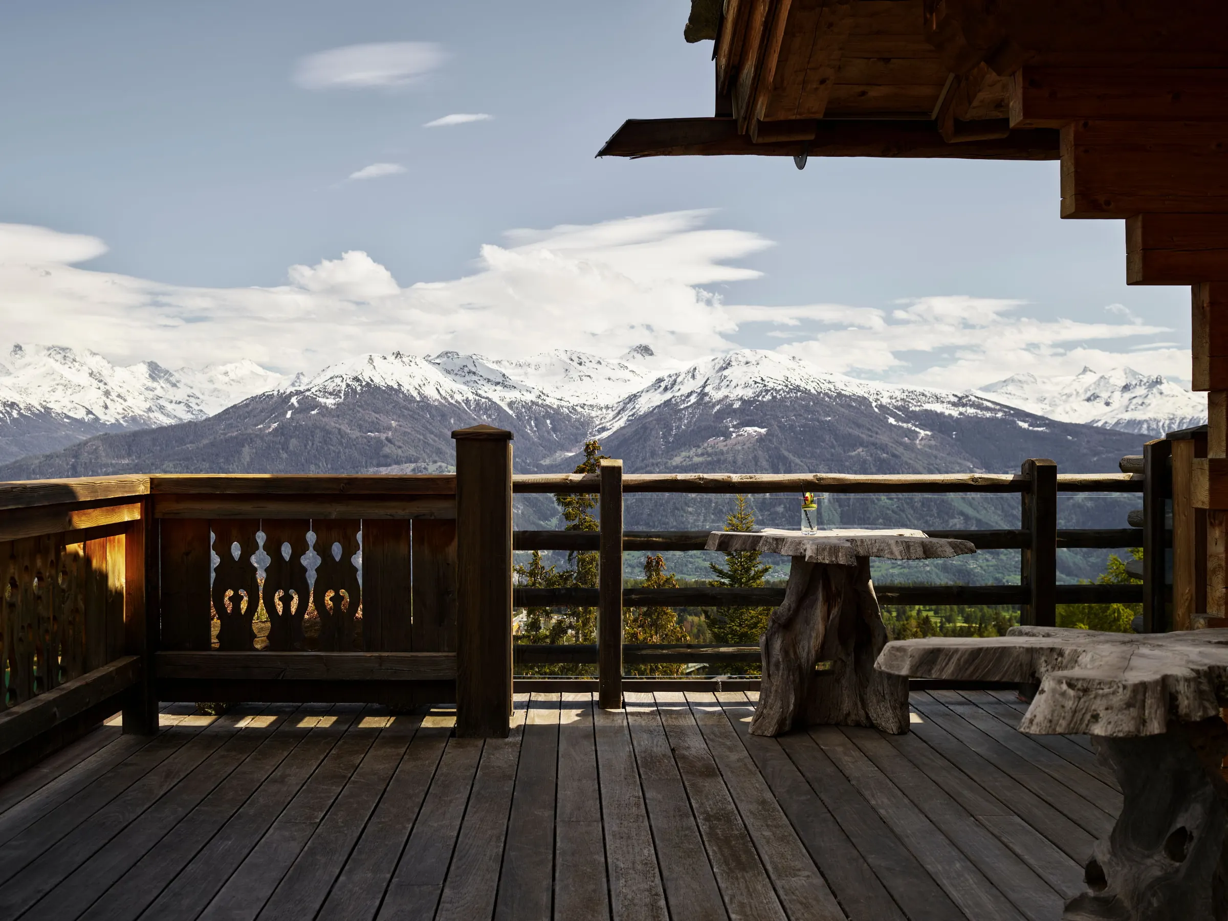 初级套房的木质露台,对面是积雪覆盖的阿尔卑斯山脉
