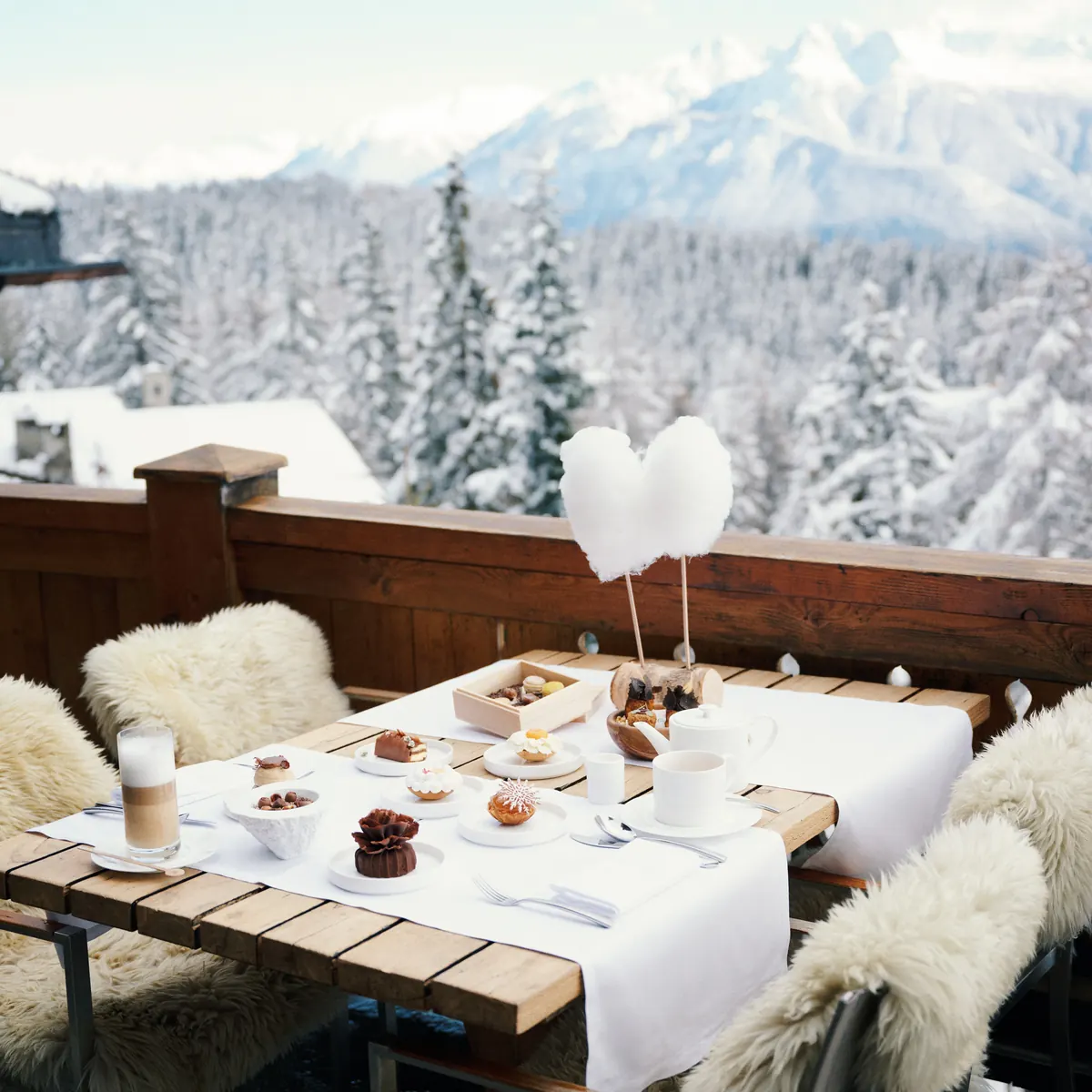 露台上的 Time for Tea,下方是积雪的森林